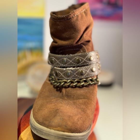 2 for $20 Vintage Western low boots heeled with chain accents - Picture 4 of 7